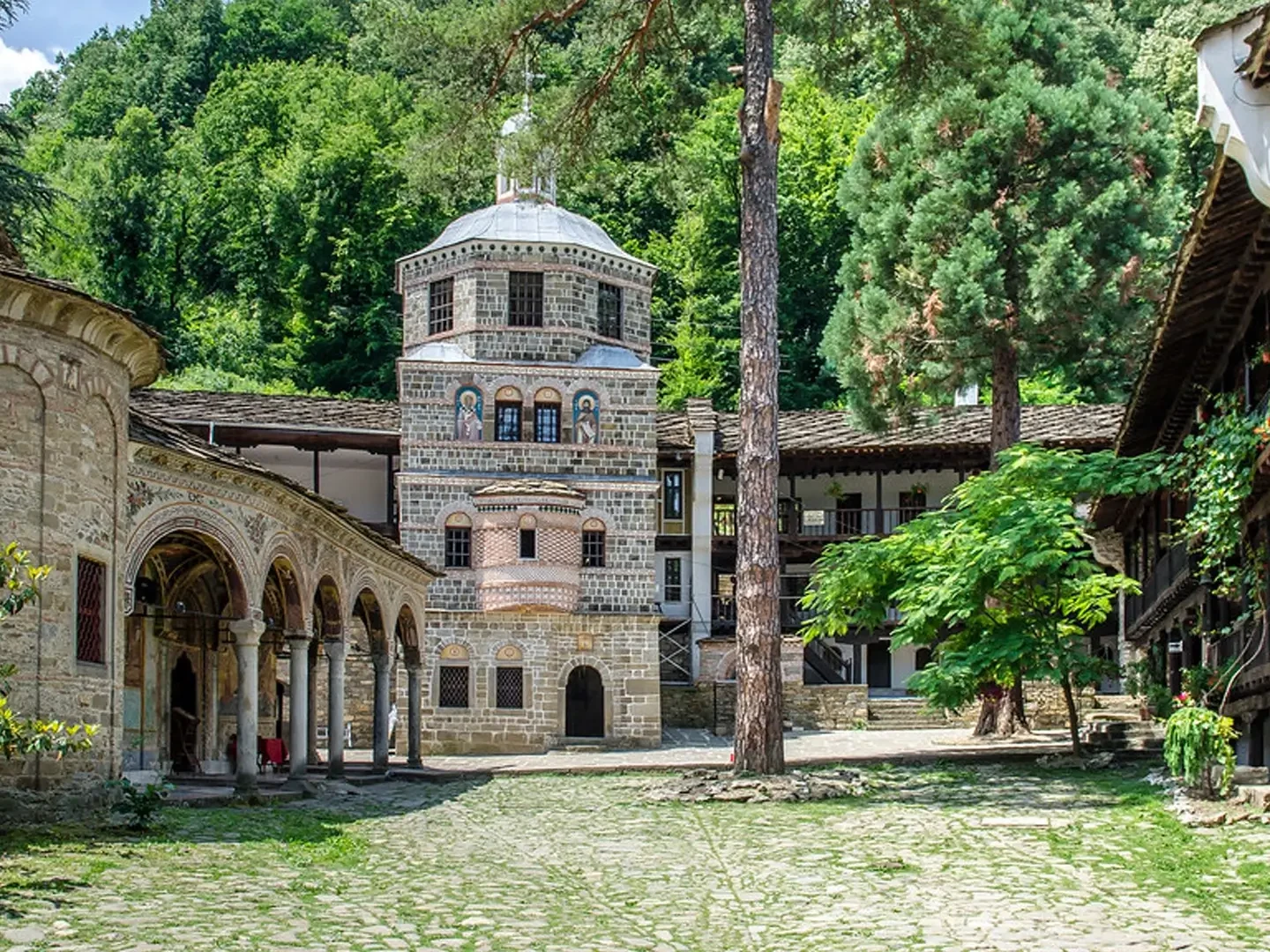 Дворът на Троянския манастир с църквата и камбанарията